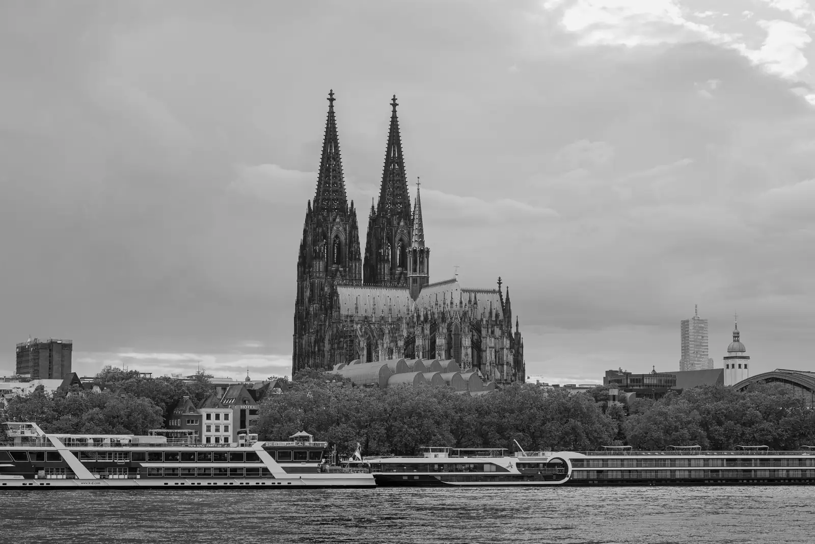 Blick über den Rhein auf den Kölner Dom, Schwarzweiß